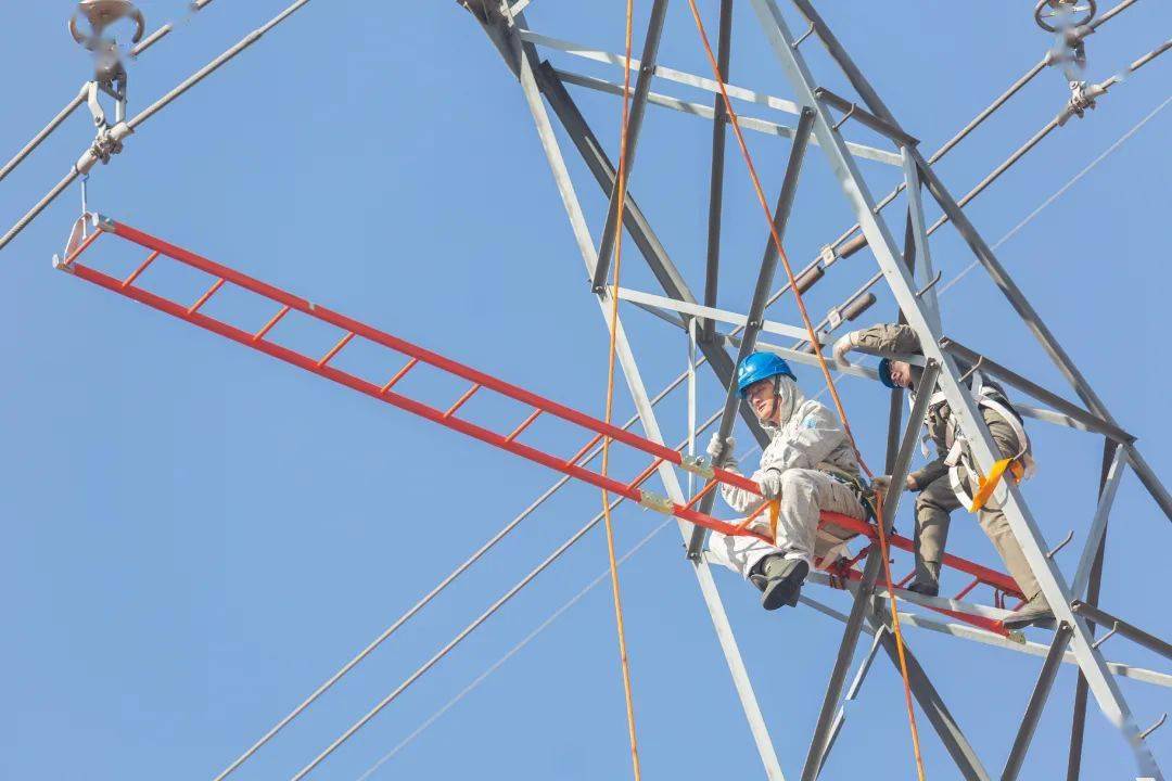 这已经是带电一班作业人员武云飞第3次进行带电作业了,班前会及准备