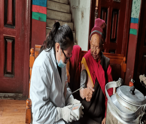 索县西昌乡医疗志愿服务队走村入户开展家庭医生签约服务活动