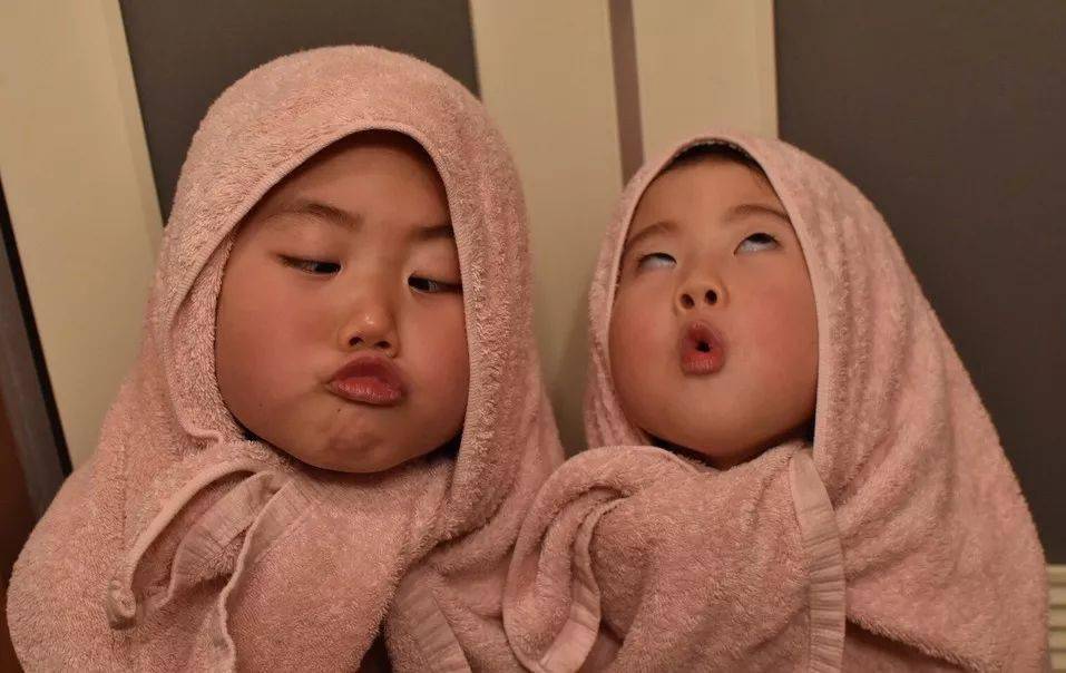 对着两个可爱的女儿是毫不留情面,怎么丑怎么来,更过分的是,还把人家