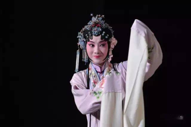 剧照纠纷闹到皇帝面前,皇帝感慨二人的旷世奇缘,于是,杜丽娘和柳梦梅