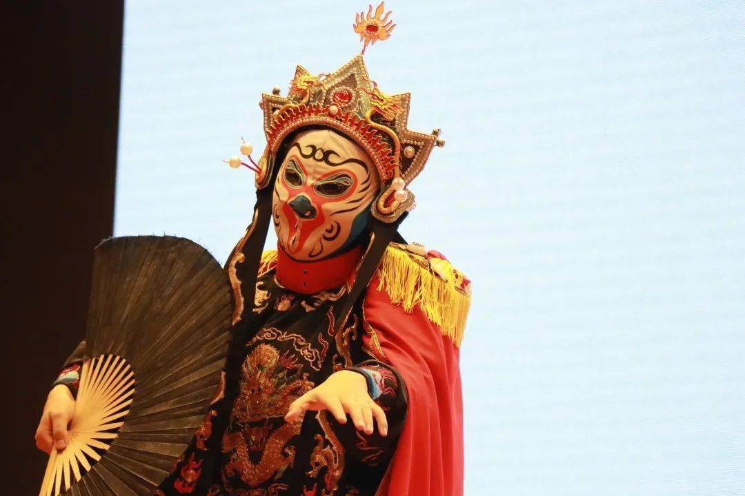 学校领导与演职人员合影留念当音乐结束川剧演员结束变脸表演时川剧