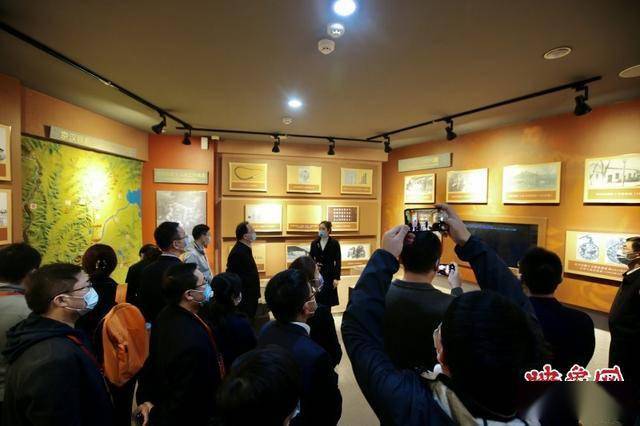 大家怀着无比崇敬的心情参观了二七纪念馆的各个展厅,通过一幅幅图片