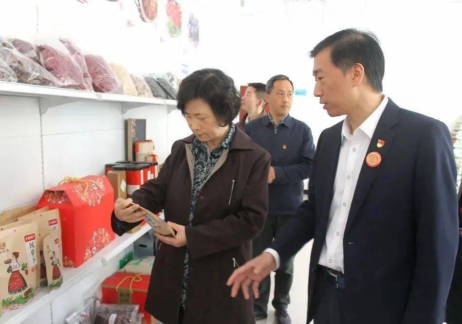 张轩贯彻五中全会精神巩固脱贫攻坚成果