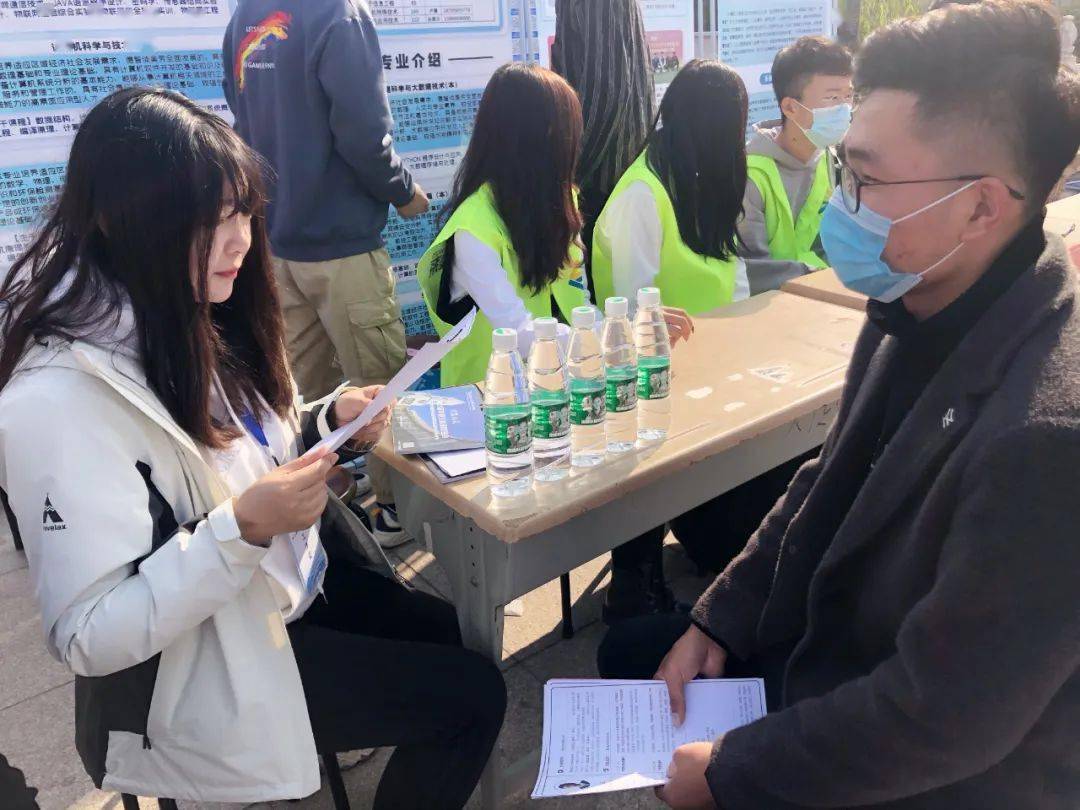 清晨的太阳缓缓升起照亮了整个会场手握的简历穿梭的身影满满都是期待