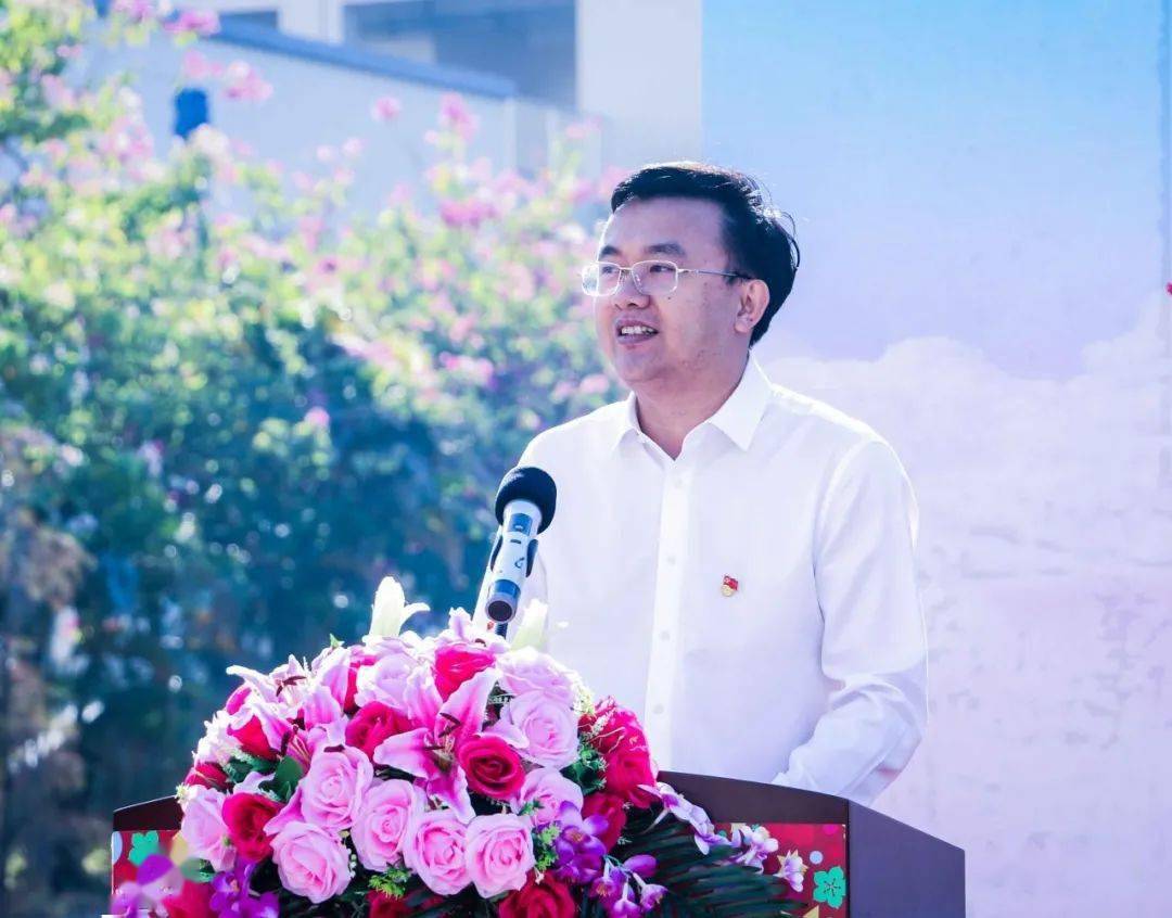 学校隆重举行2020级新生军训汇演暨总结表彰大会_中华民族