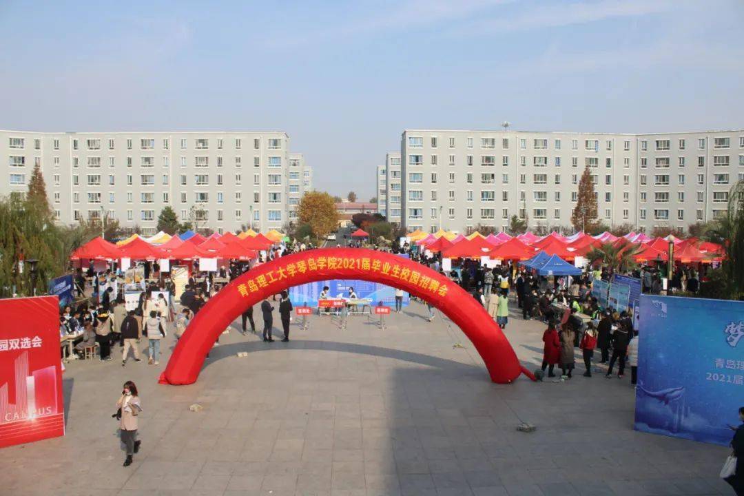 手握的简历穿梭的身影满满都是期待祝愿所有2021届毕业生们求职顺利!