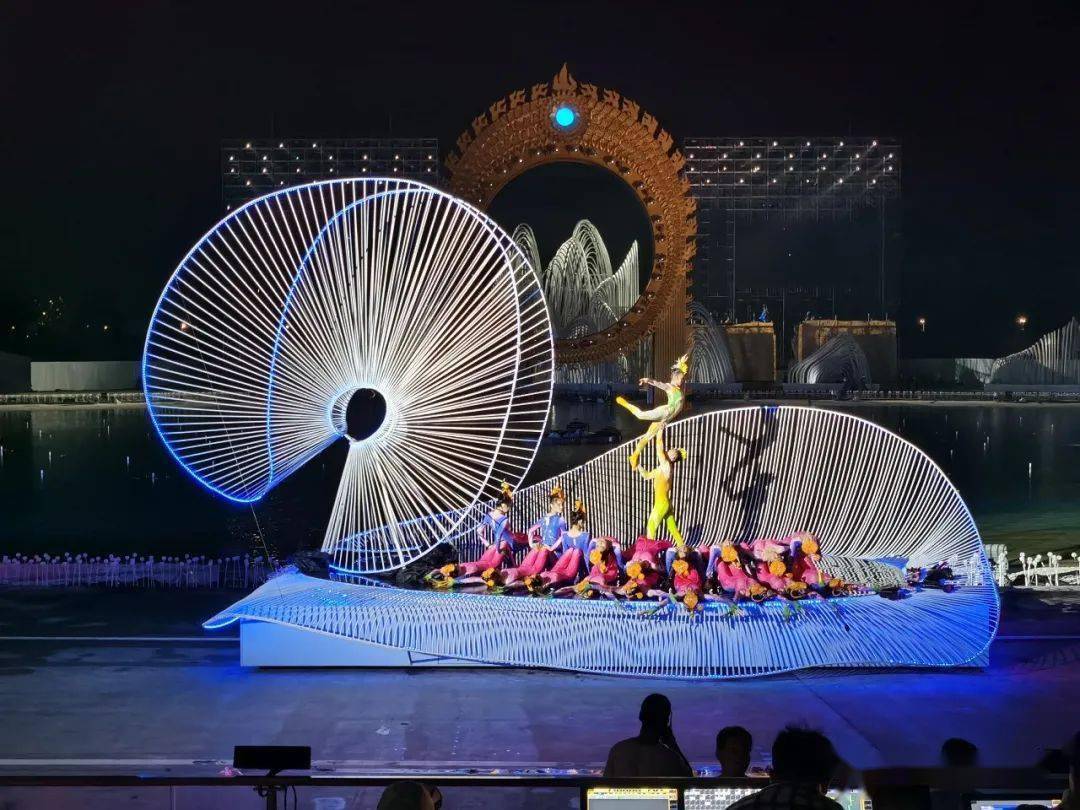 超大型梦幻喷泉巡游表演寻梦莲花湾打造声光电震撼体验