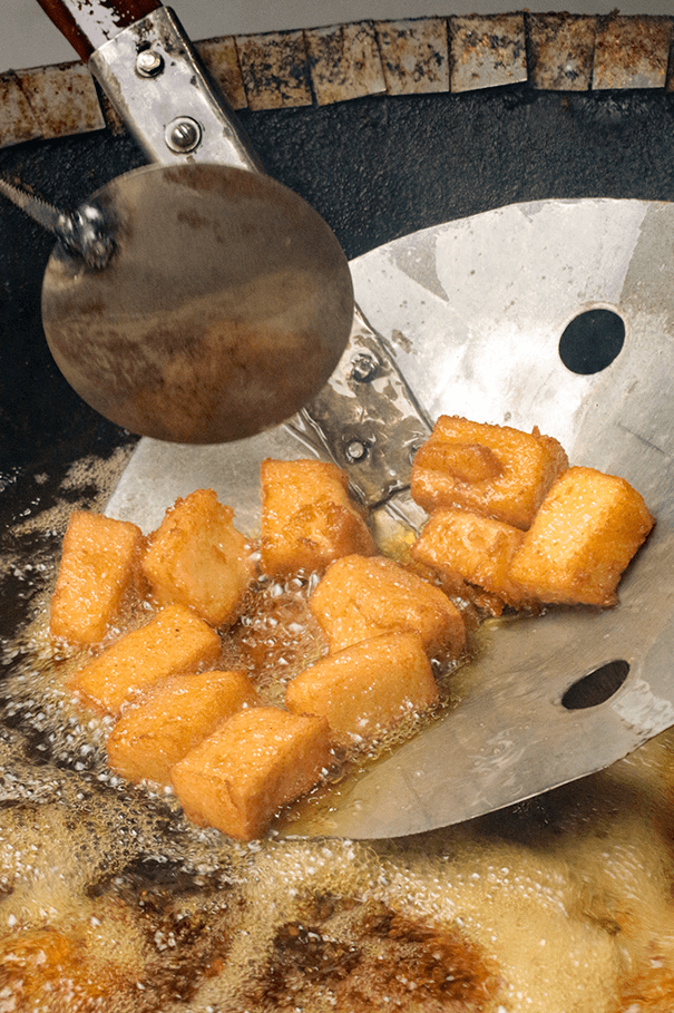 抖捞炸从原料,油品的挑选,到生菜粿的制作,再到