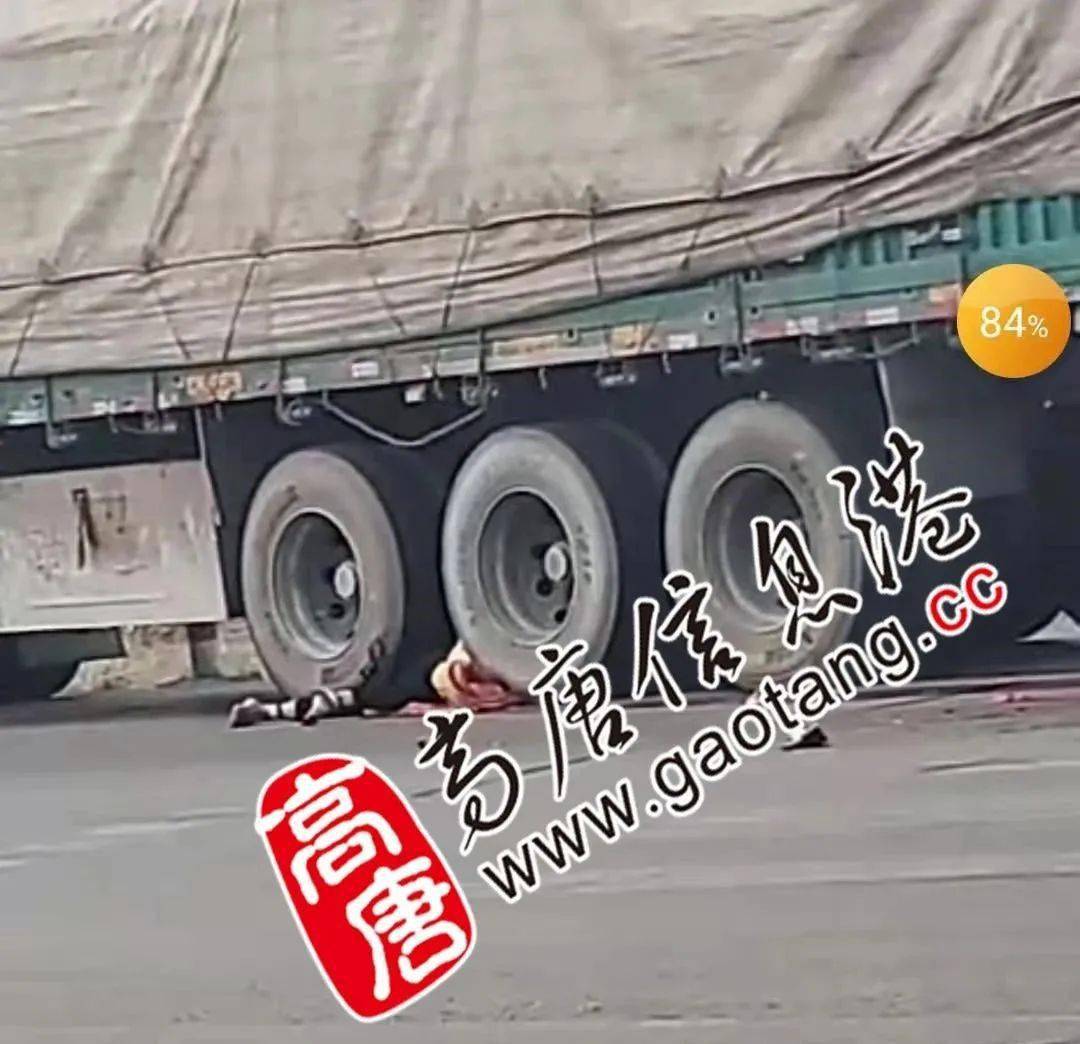 交通事故,一大货车与电动三轮相撞,骑车女子被碾压身亡,现场惨不忍睹