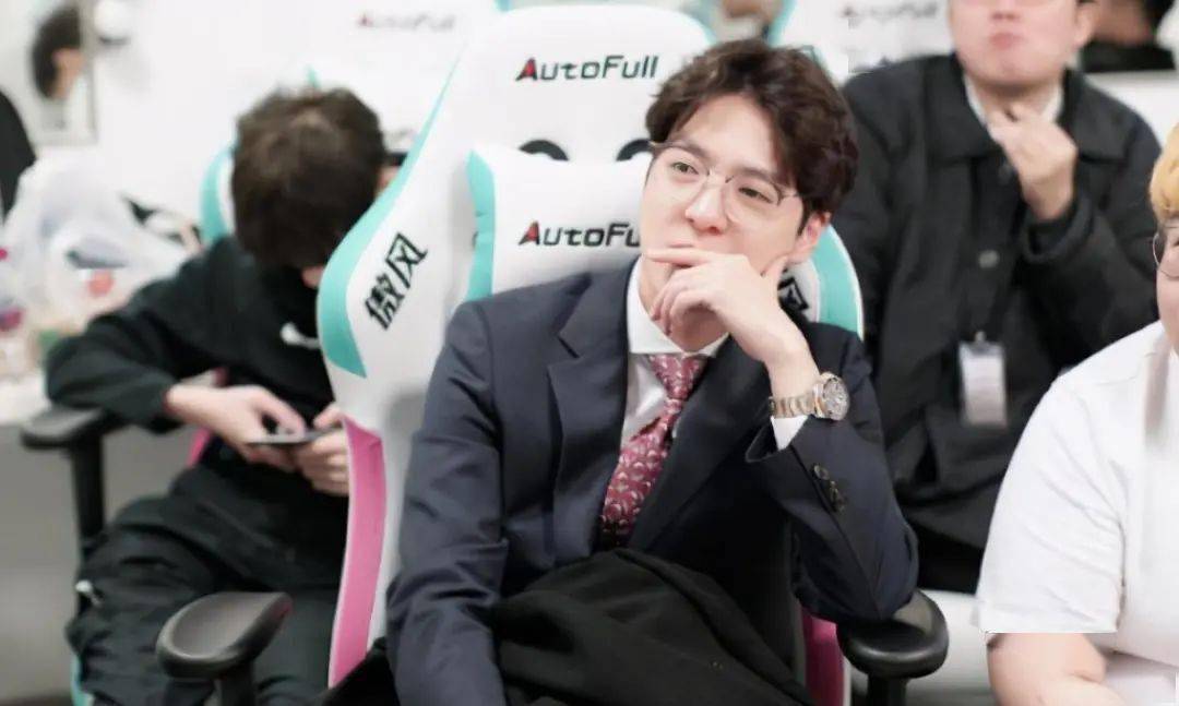 冠军教练换冠军战队t1刚挖走zefa扣马随即加入dwg