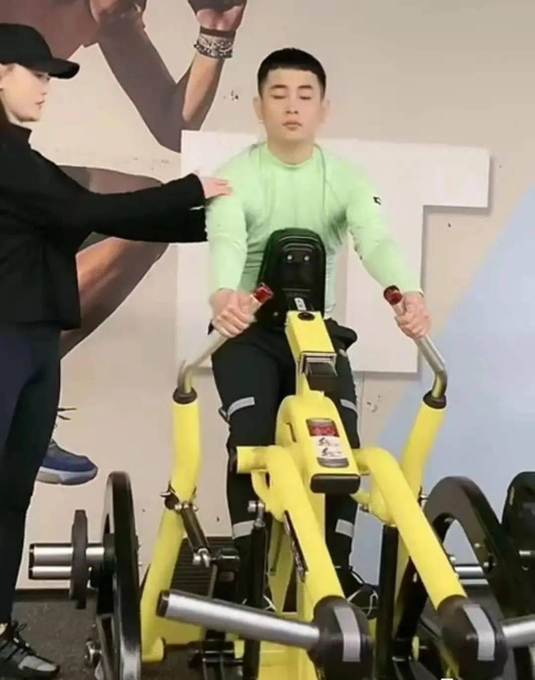 柚子君新恋情男生颜值秒杀洋洋洋 吴迪现身健身房打拳被拍