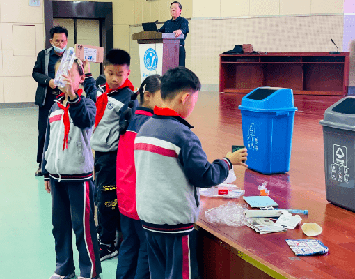 週五 雨山實驗學校(微山校區)週四 採秣小學週三 九村小學週二 師苑