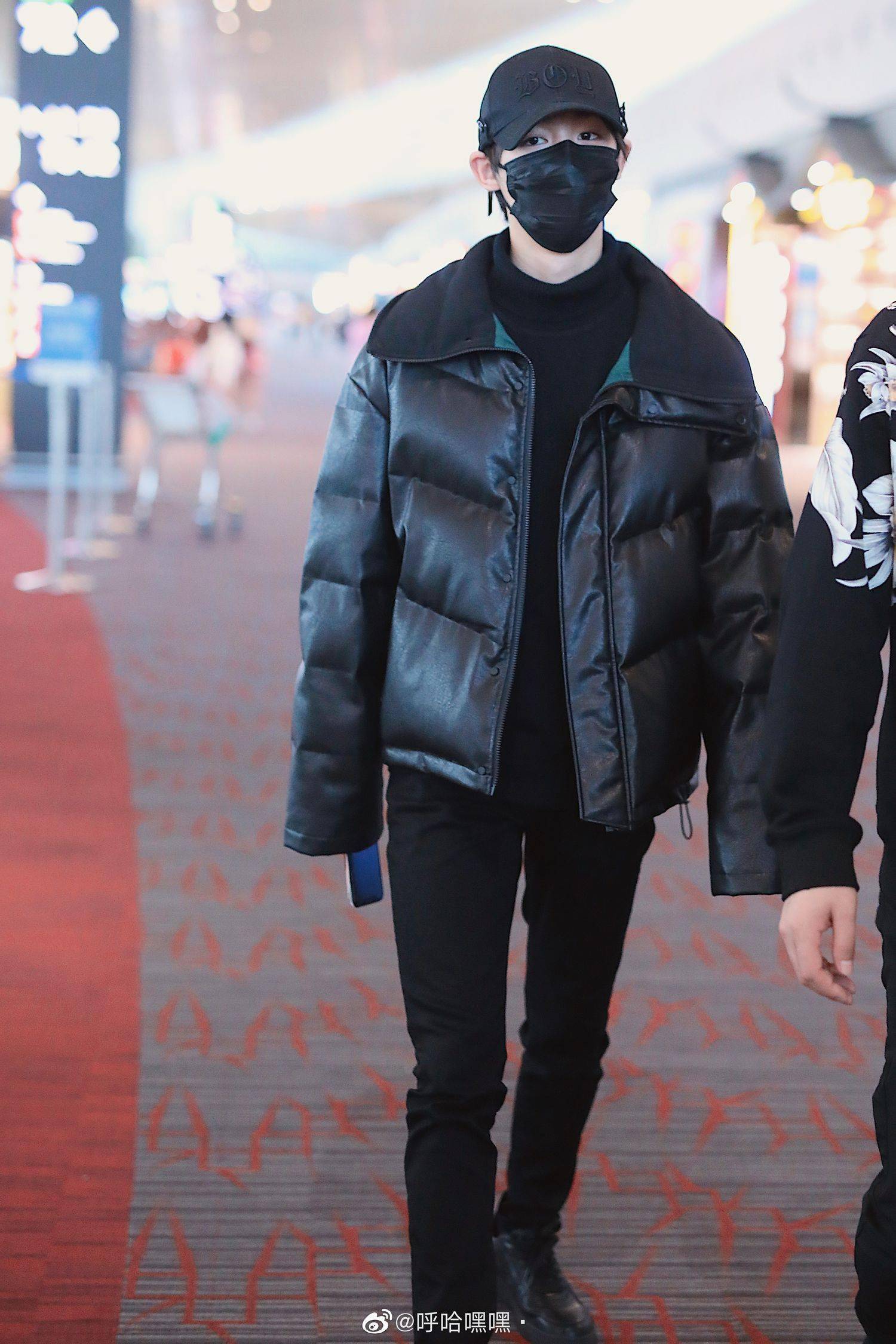 丁程鑫all black现身厦门机场 咱们酷着呢!