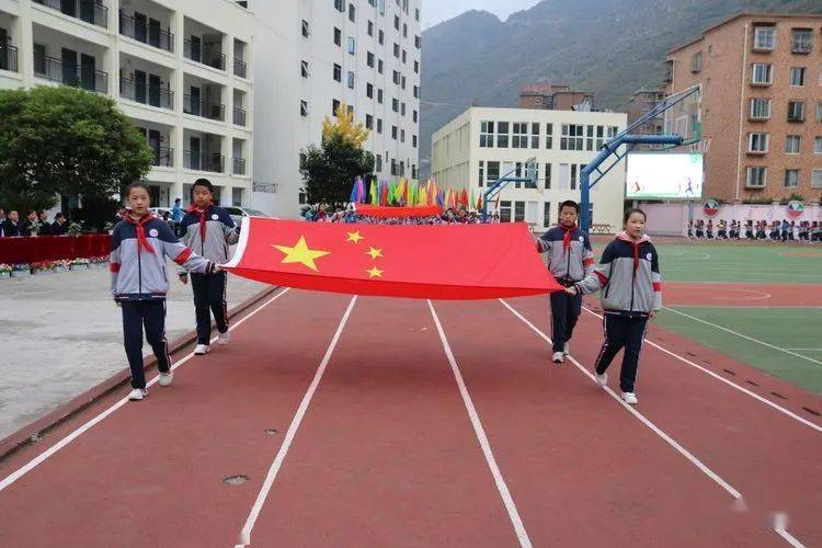 激情成就梦想拼搏收获希望四川甘孜飞夺泸定桥红军小学举行第十一届