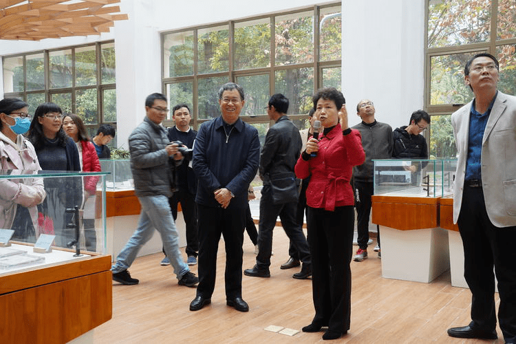 魏林校长从贵阳六中历史沿革,学校文化,德育,课程,教师发展等几个方面