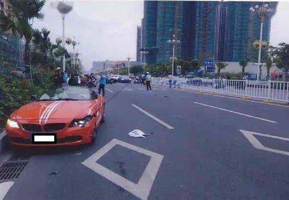 吴川博基村路口路,小车与摩托车发生碰撞!