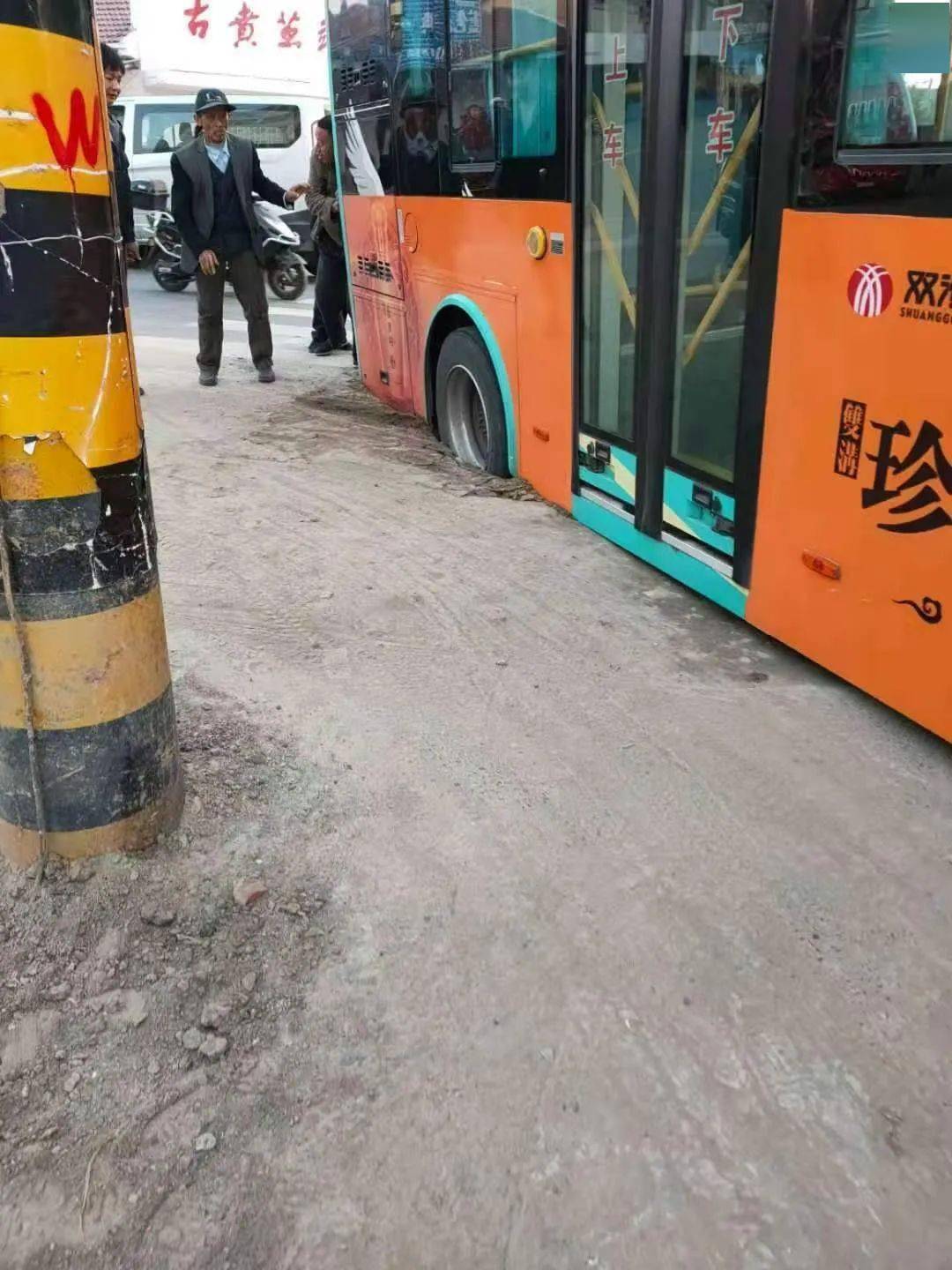 突发!古贲茧站十字路口路面坑洼,公交车后轮掉进坑里