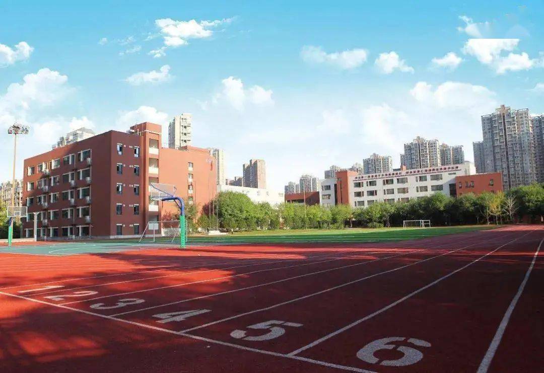 西安市曲江第一中学是西安曲江新区管理委员会与陕西师范大学联合举办