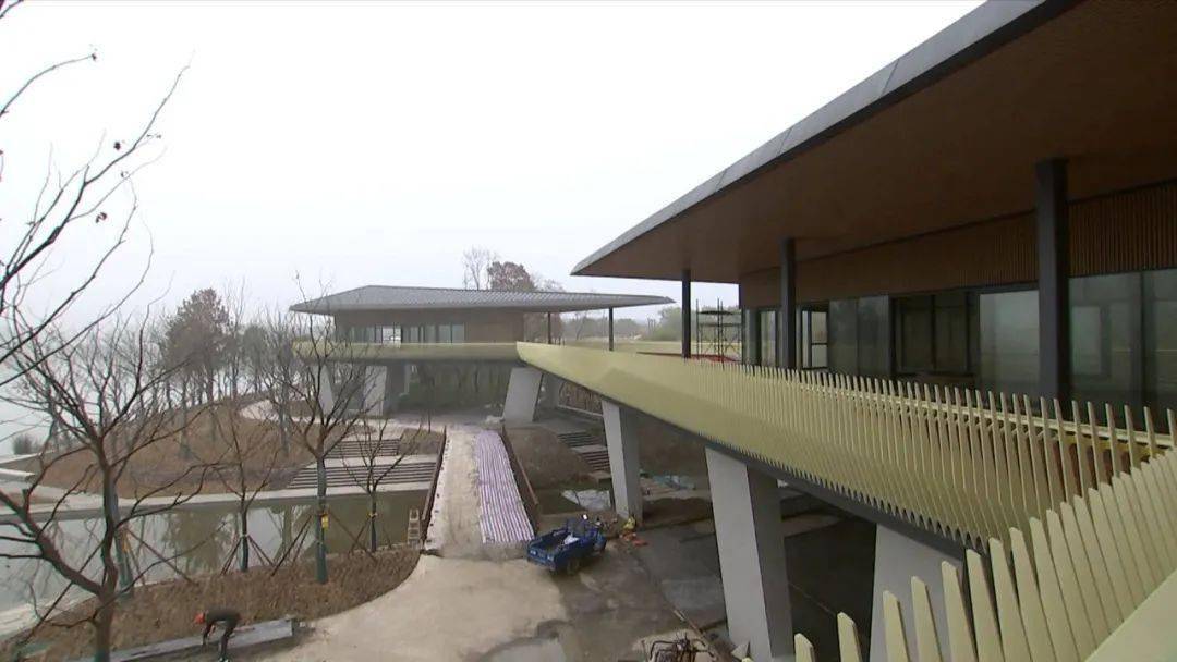 据了解,西南湖景区生态修复和慢行贯通工程由土人设计院负责设计建设.