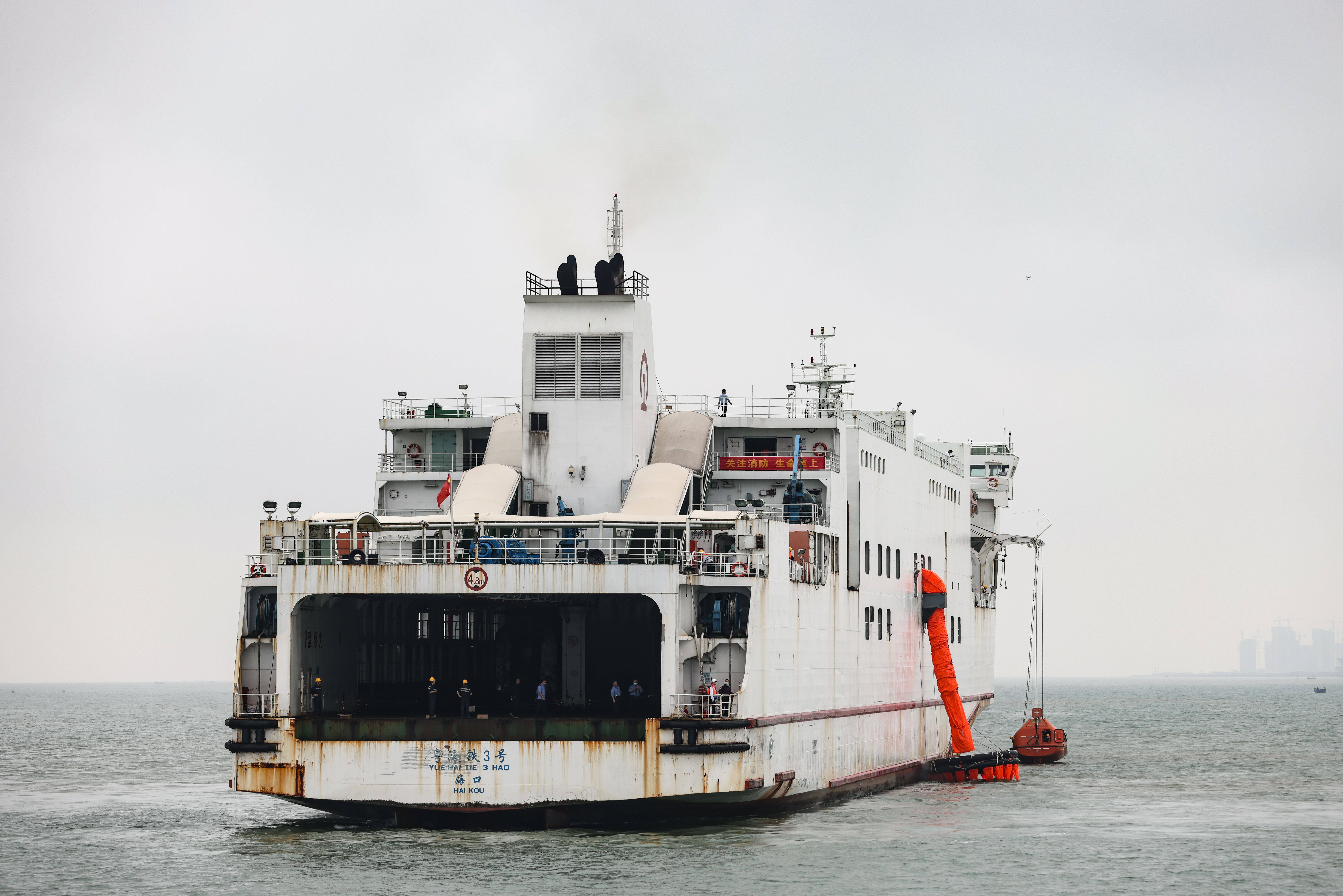 2020年琼州海峡火车轮渡海上应急救助综合演练在海口举行