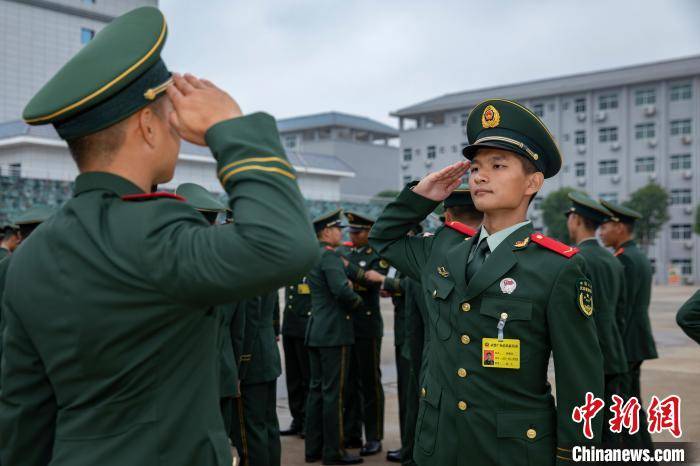 广西两千余名武警新兵获授列兵军衔