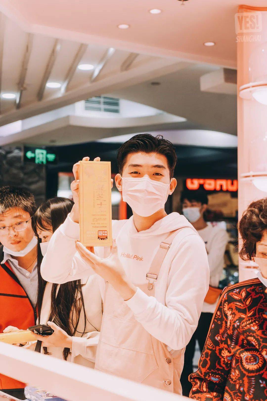 店员都是穿着粉背带的183男团!