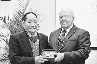 "杂交水稻之父"袁隆平 获智利"麦哲伦海峡奖"