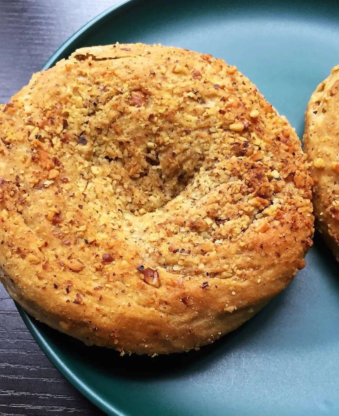 满满的核桃碎包裹在酥软的饼上一口咬下去核桃的暗香充斥口腔越嚼越香