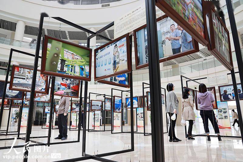 江苏镇江举办产业工人图片故事展