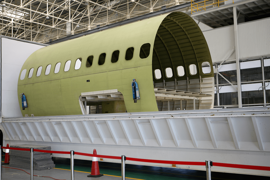 涉及的新材料,新工艺,新设备,洪都公司组织开展了蒙皮镜像铣切加工