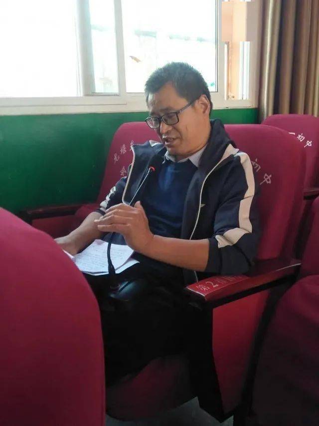 邓州市龙堰乡一初中召开九年级期中考试分析总结会