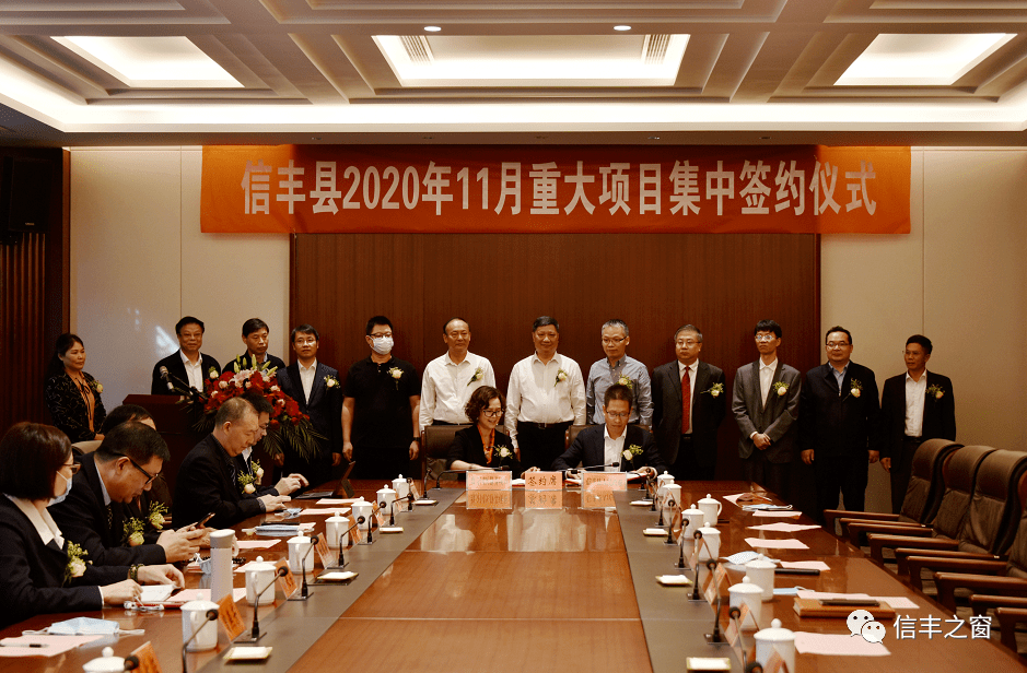 县委常委,常务副县长曾宪柏代表县人民政府与投资方签约.