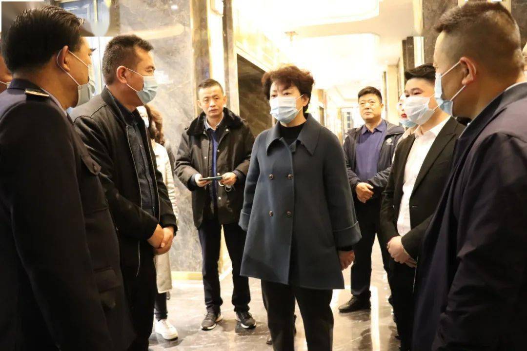 11月15日,白银区委副书记,区长张莉调研金凤凰酒店疫情防控和食品