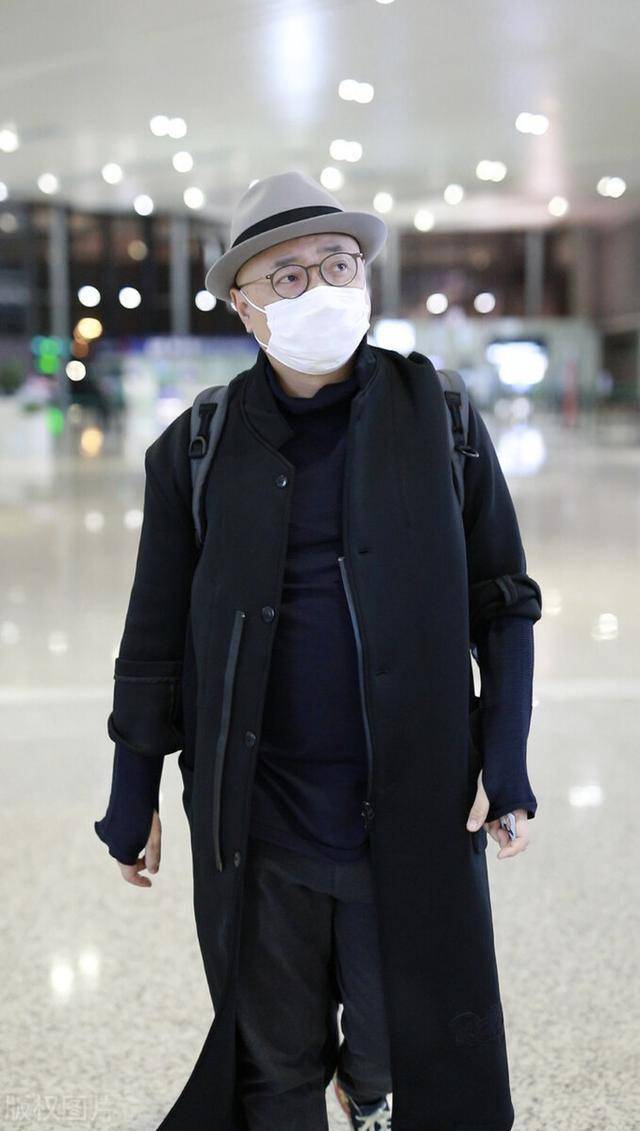 徐峥头戴礼帽身穿黑色长风衣,大腹便便走路带风,很有老上海味道