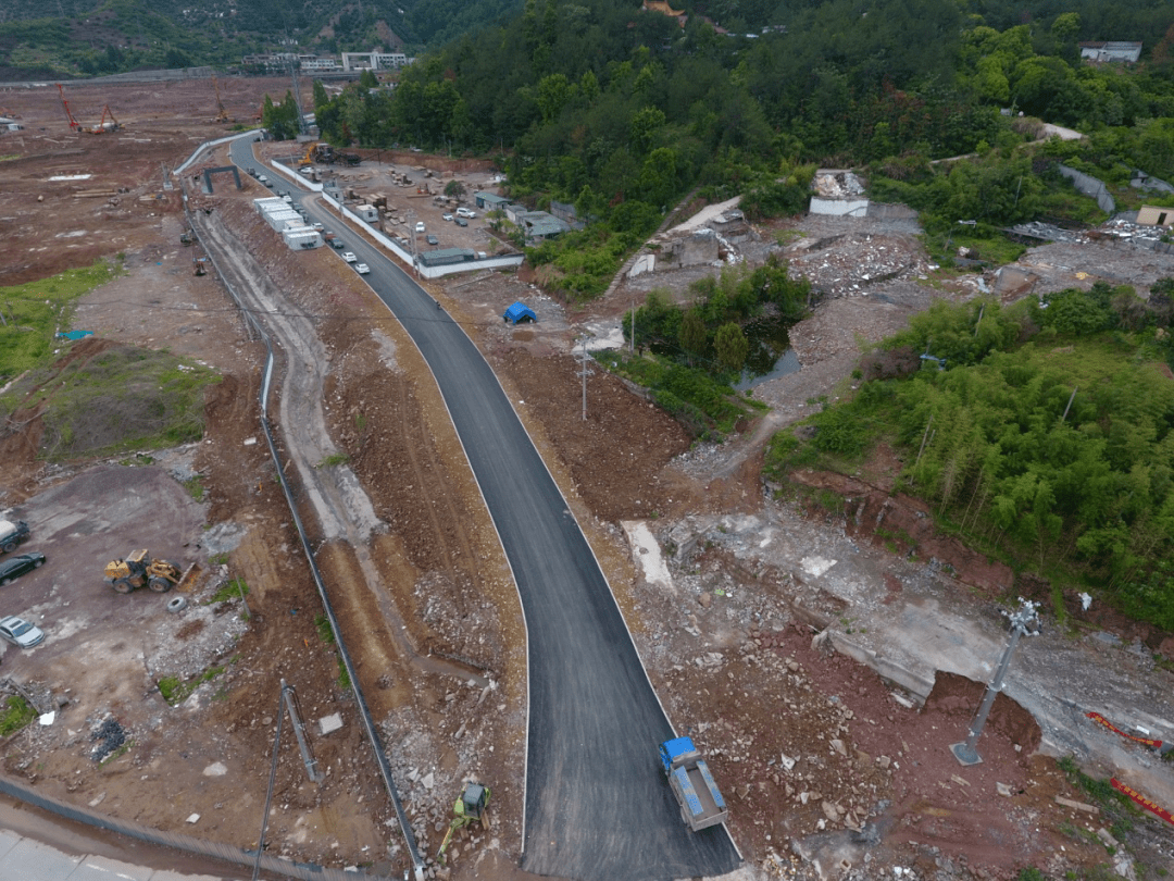 双向2车道,连接灵山未来社区的这条道路,今日正式开工