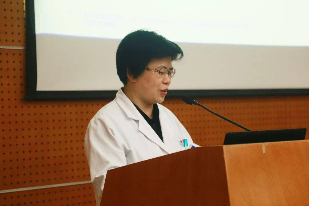 邱文娟,沈品泉作为罕见病专家向在场医学青年介绍了罕见病的现状和