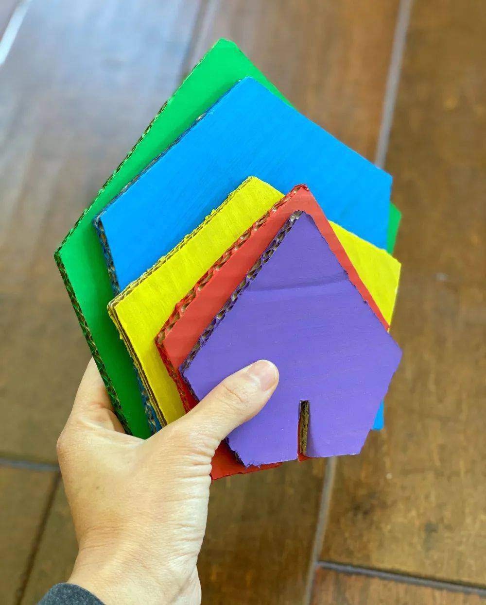 这是剑龙的四条腿,在底部剪出爪子的形状.3.