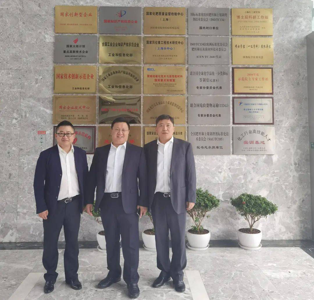 签约仪式后,杨晓峰及天马论道(上海)信息技术有限公司董事长王雪来我