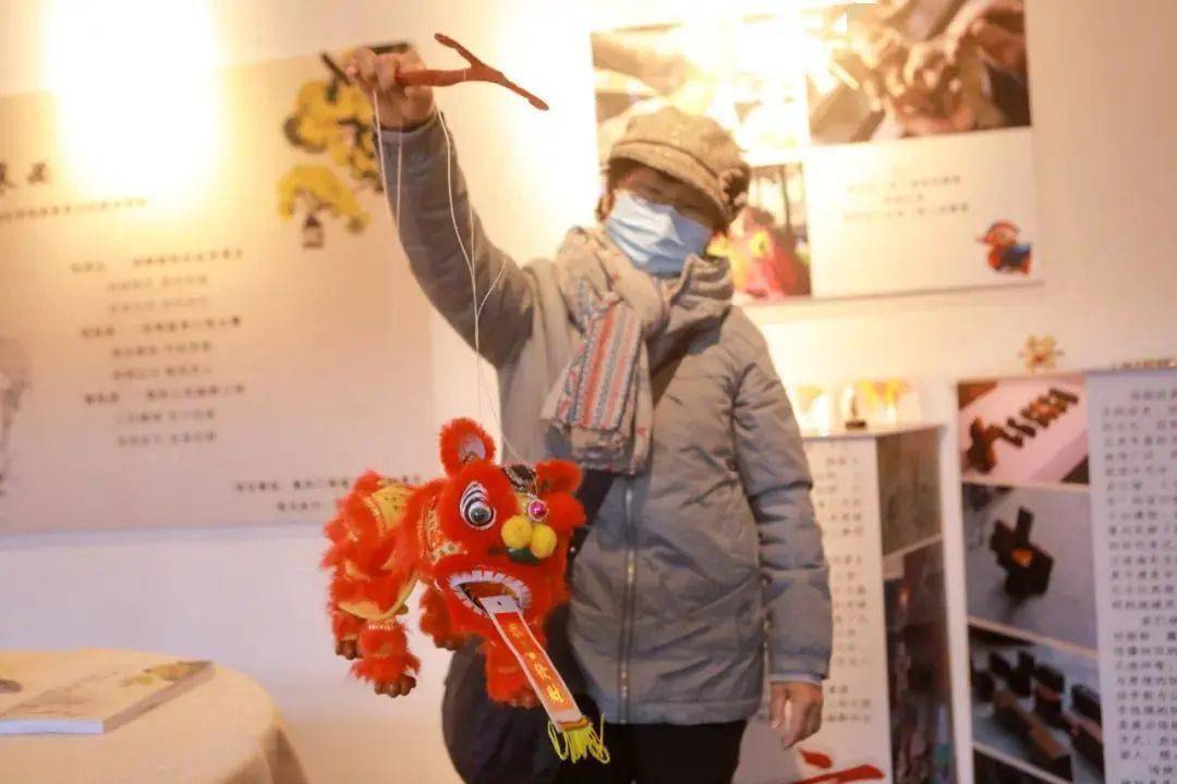 胡同居民复原老北京玩具太平燕毛猴鸣蝉