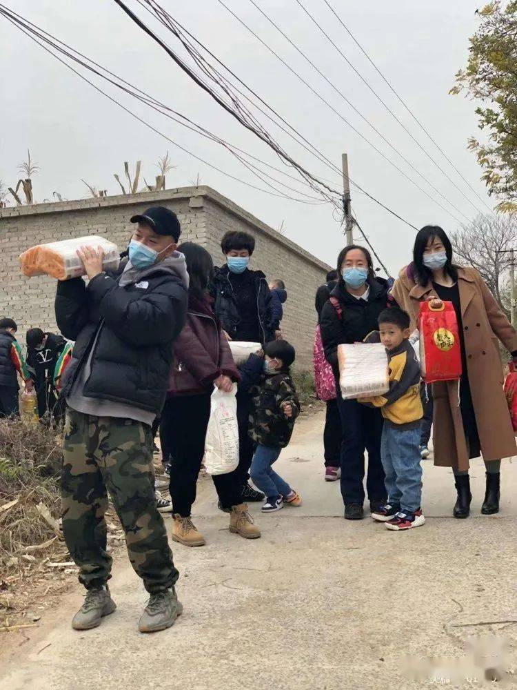 的爱心善款及捐献物资准时出发开往目的地—河北易县流井乡东流井村