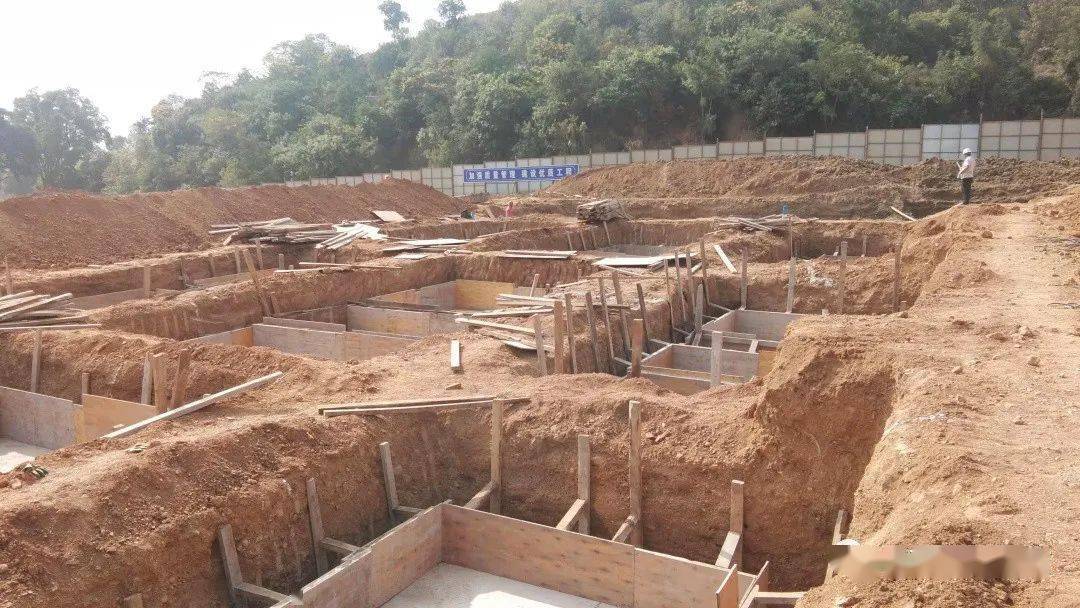 部分地块已经进入了房屋主体钢筋的安扎有的进行房屋独立基础的开挖和