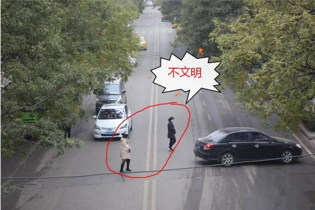 视频 照片!平凉这些行人过马路闯红灯等不文明行为被曝光..._天桥