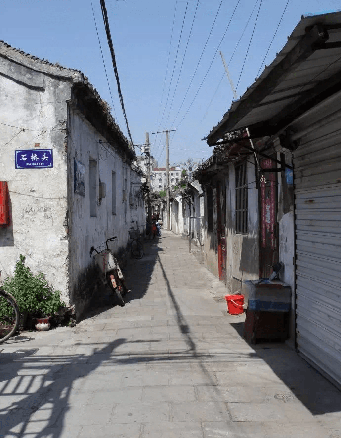 600多米长,不到3米宽,其间纵横交错着数条狭长老旧的巷子,它是南通城