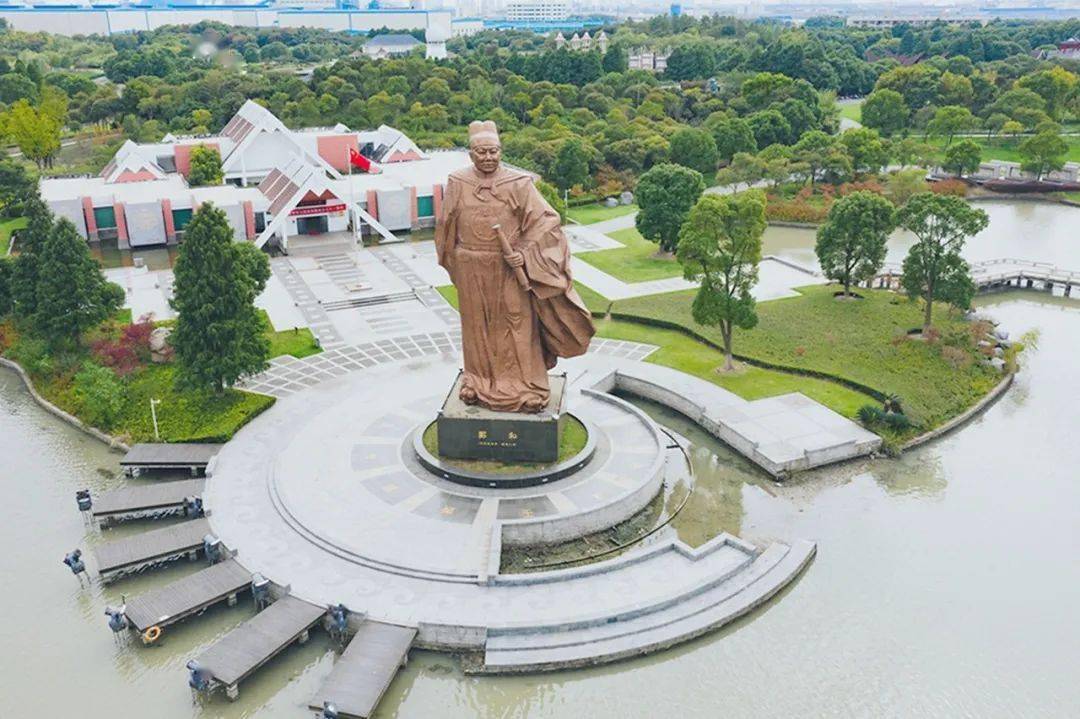 江畔,站在堤岸上遥望江海中的过往船只,回顾路旁静默伫立着的郑和公园