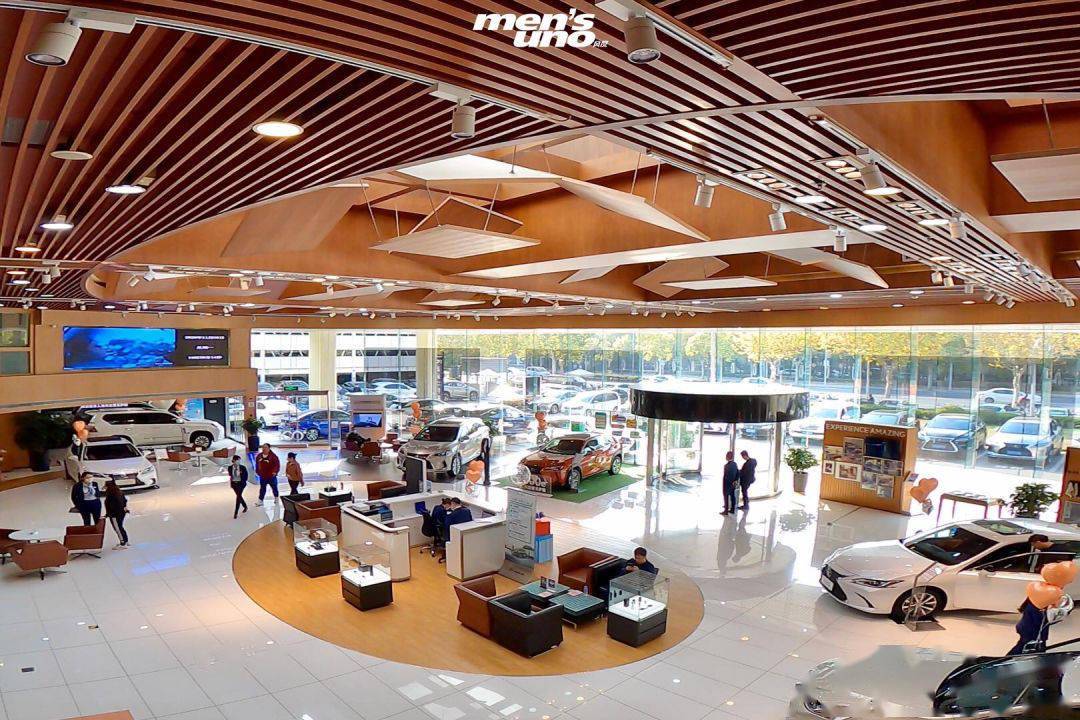 展厅的配色很典雅,最中央黄金位置是接待台,也体现了雷克萨斯"客户第