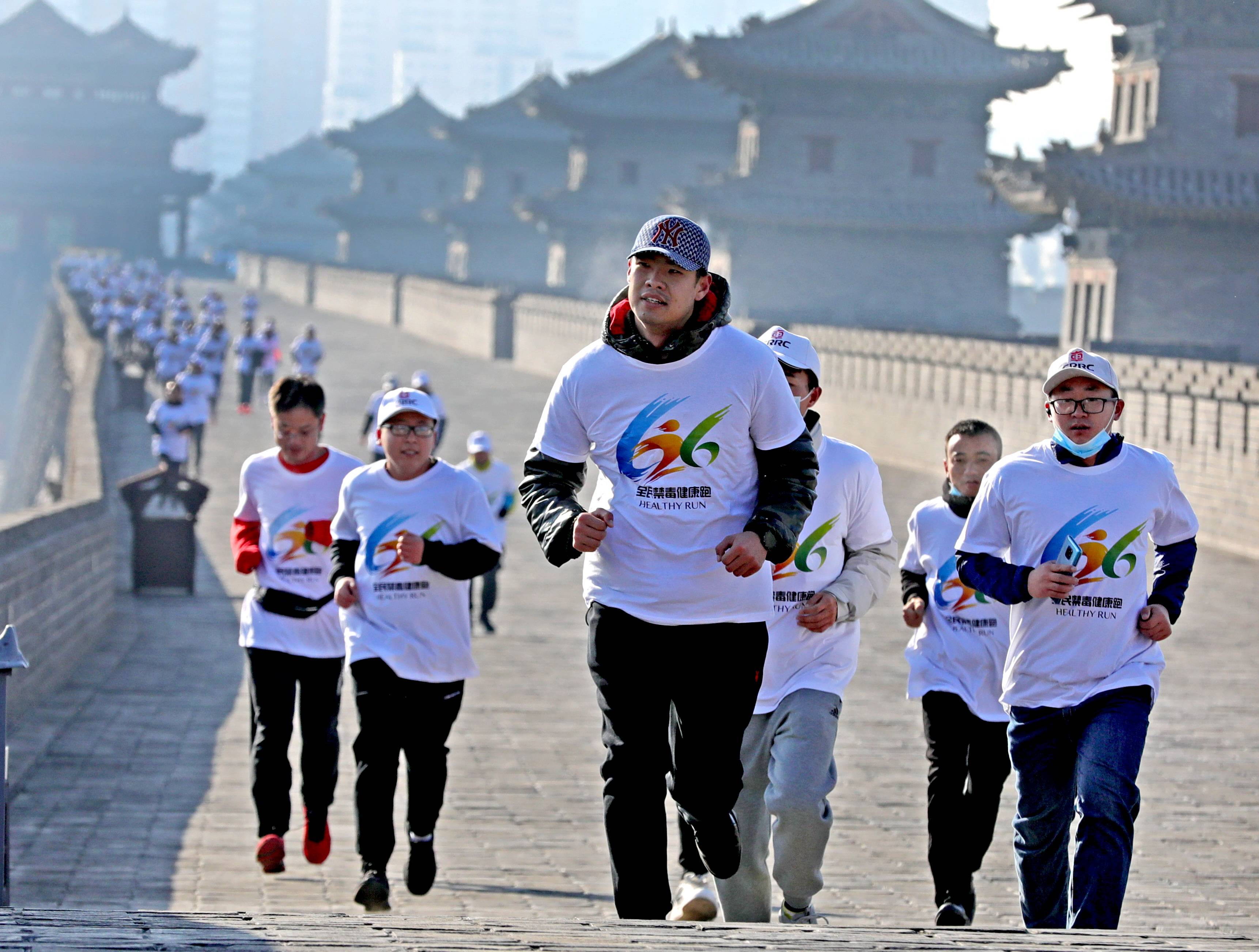 全民健身——古城墙上的禁毒健康跑