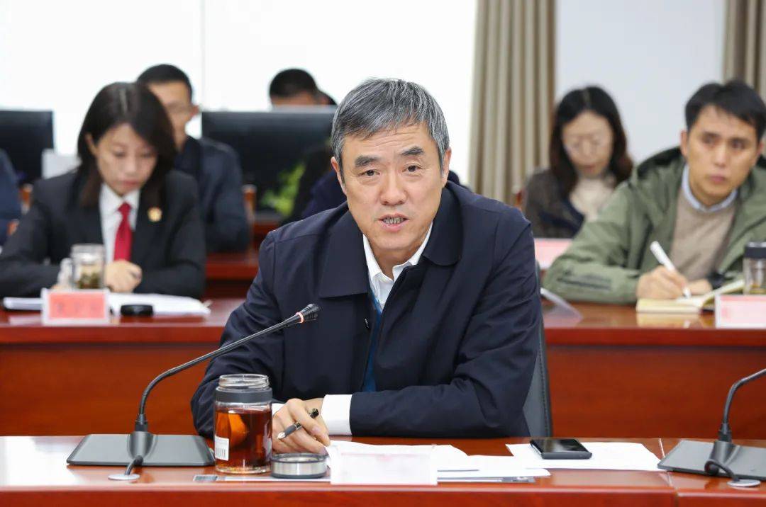 市中院党组成员,副院长王家胜介绍全市两级法院扫黑除恶工作开展情况.