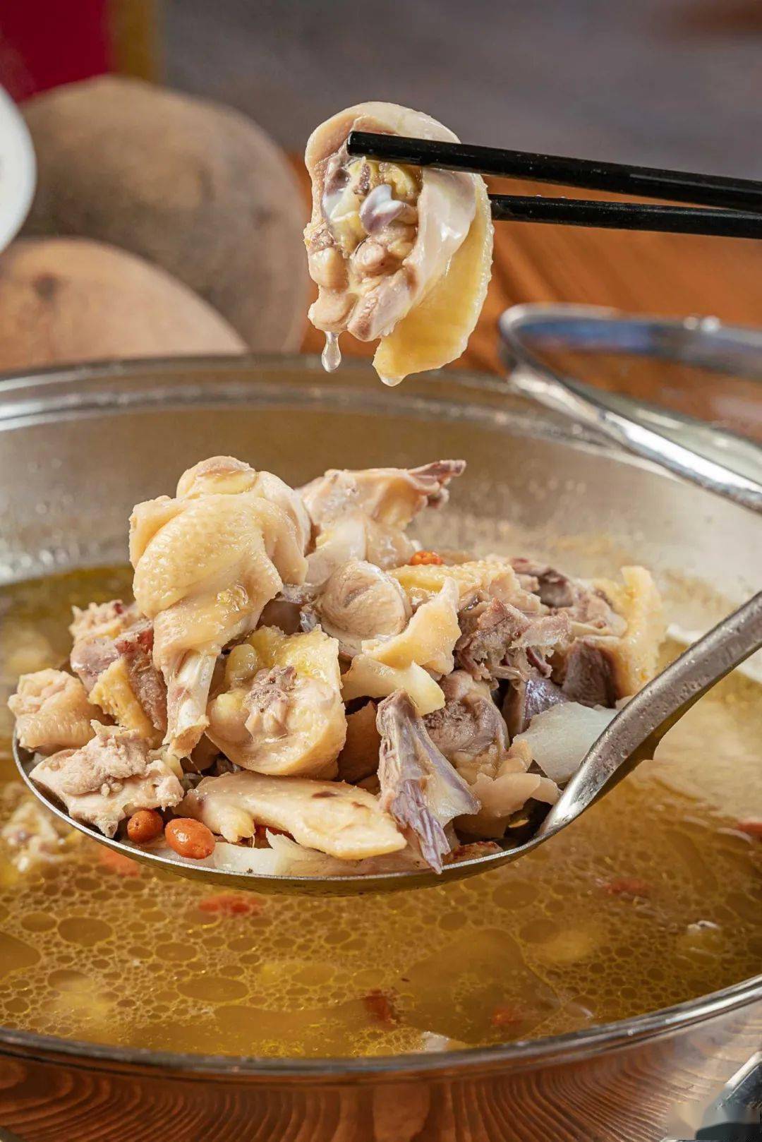 卖了5年的清水浸鸡换汤底了人均0650元滋补开锅