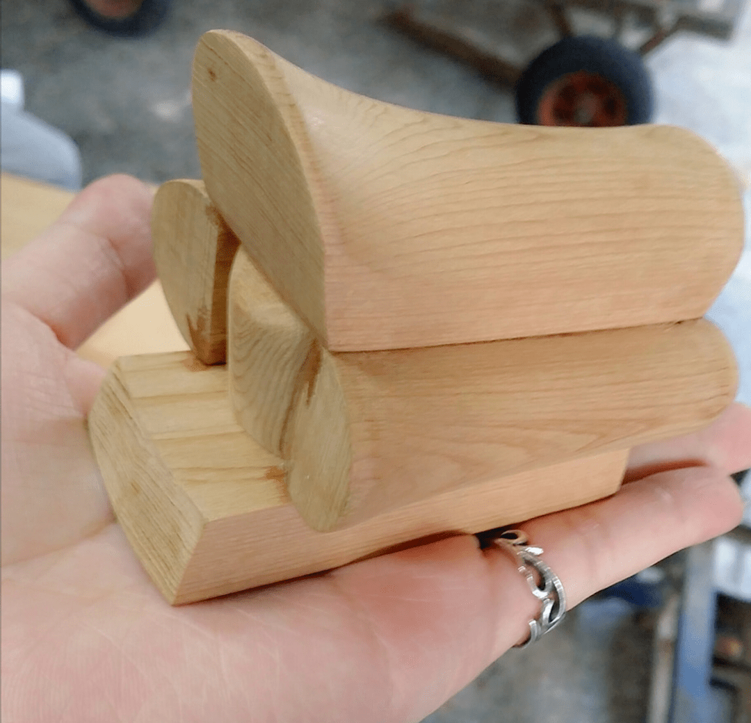 这些"小棺材"有个特别之处:就是前面比后面高,把头部抬了起来.