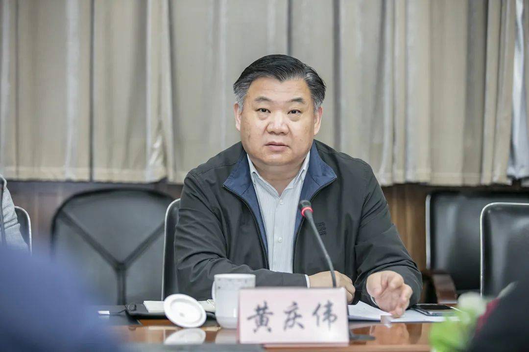 区委常委纪委书记黄庆伟到新泾镇调研